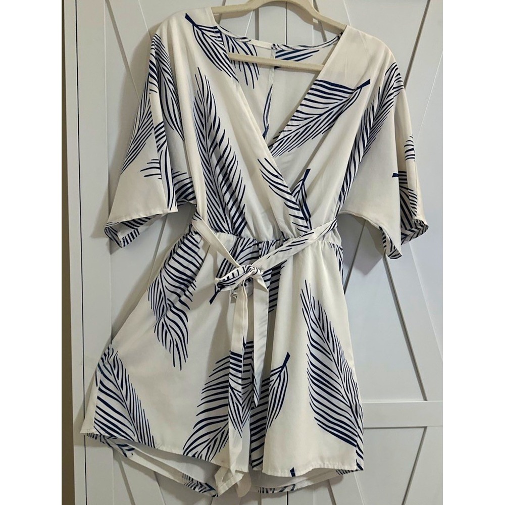 SHEIN Women's White/Blue Leaf Print V-Neck Short Sleeve Tie Belted Romper, L